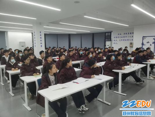 理科提升班同学们认真听讲