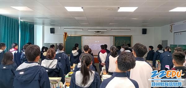 2同学们在诵读《宪法》的部分条款