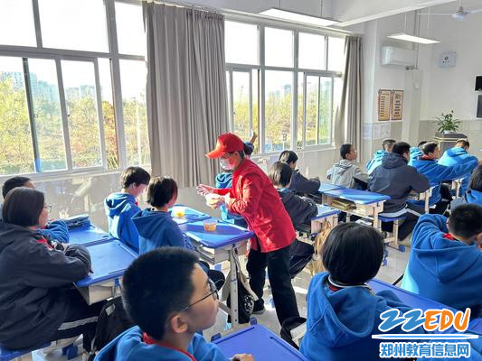 走进教室，爱心分发