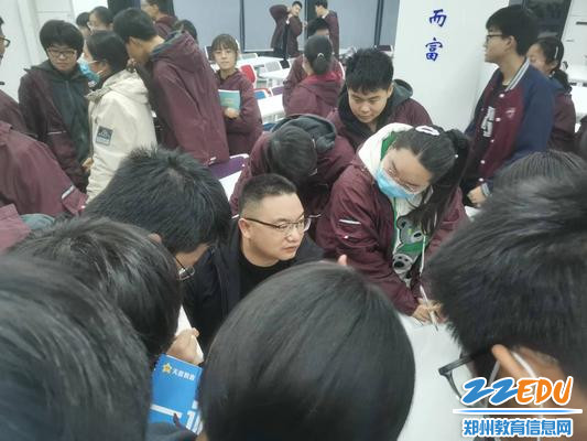 化学组教师花少帅为学生解疑答惑