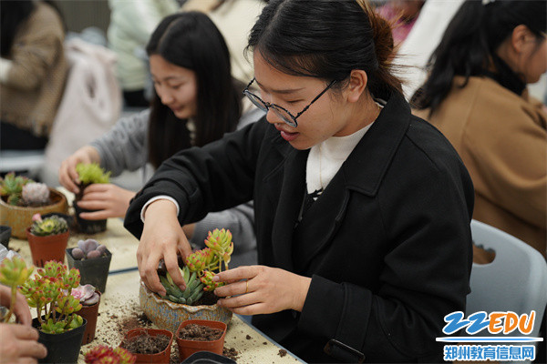 经开区龙飞小学三八节活动现场