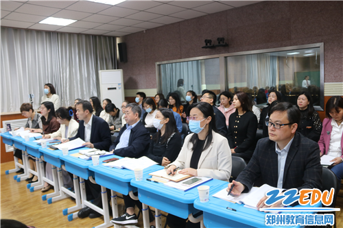 图1专家组在郑州大学实验小学听课