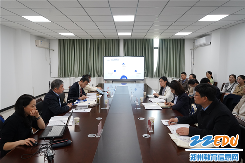 图4专家组在郑州一中高新实验中学评课