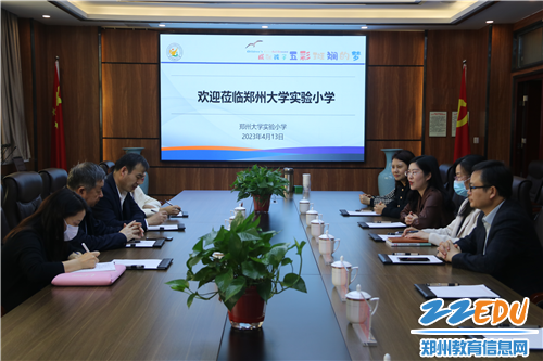 图2专家组在郑州大学实验小学评课
