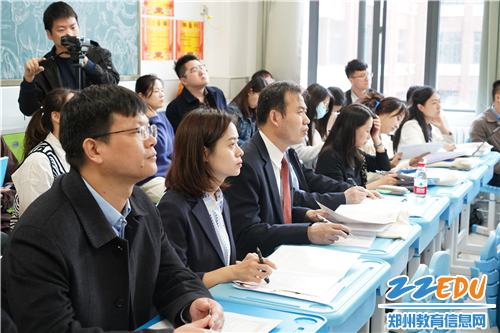图3专家组在郑州一中高新实验中学听课