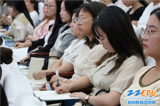 图7：参训教师认真聆听