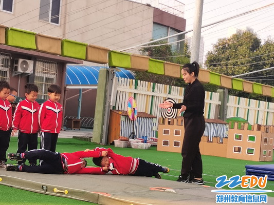 1.惠济区花园口幼儿园张子璇老师执教大班体育活动《超级工程队》_调整大小