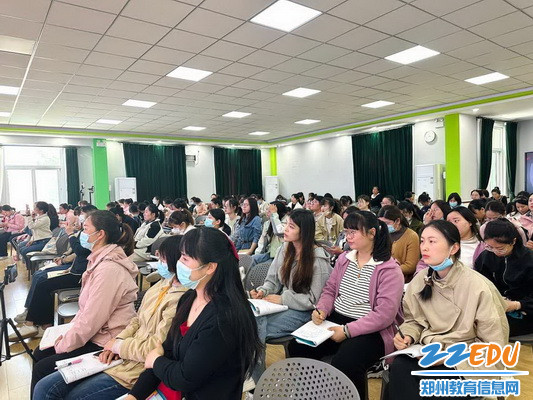 参会教师认真观摩_调整大小