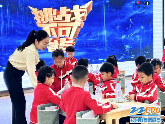 惠济区花园口幼儿园崔一阅老师执教大班科学《神奇的桌布》_调整大小