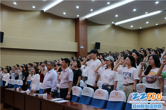 图2：全体教师进行入职宣誓