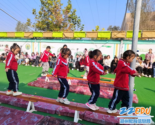 3.惠济区祥云幼儿园刘晴老师执教中班体育活动《红军过桥》_调整大小