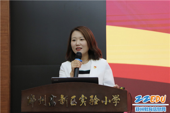 图4：郑州高新区实验小学校长做《坚守育人初心，践行青春使命》的讲座