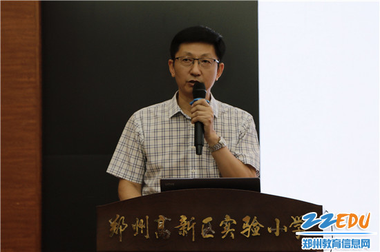 图3：郑州市第五十八中学书记董震做《用文化建设一所新学校》的讲座