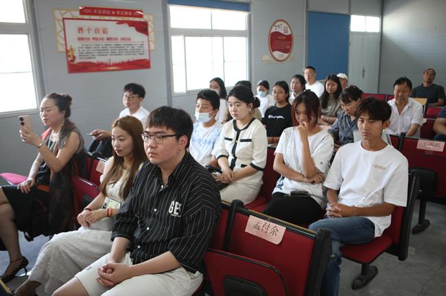 助学金发放仪式现场