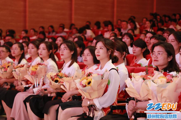 图片9活动对先进个人进行表彰鼓励全区教育系统奋楫笃行_副本