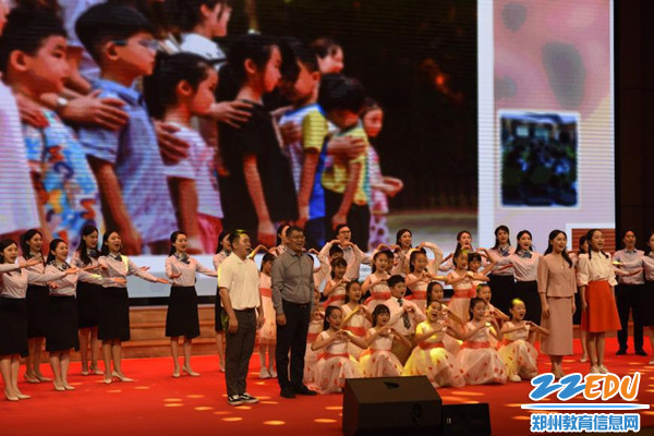 图片5艺术小学带来的音乐剧《春暖花开》_副本