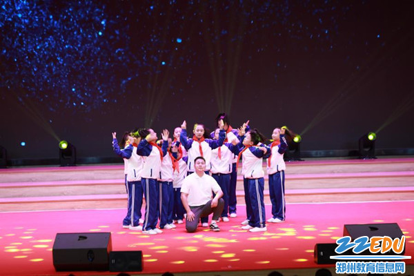 图片4　　　金沙小学师生带来的街舞啦啦操《师爱》_副本