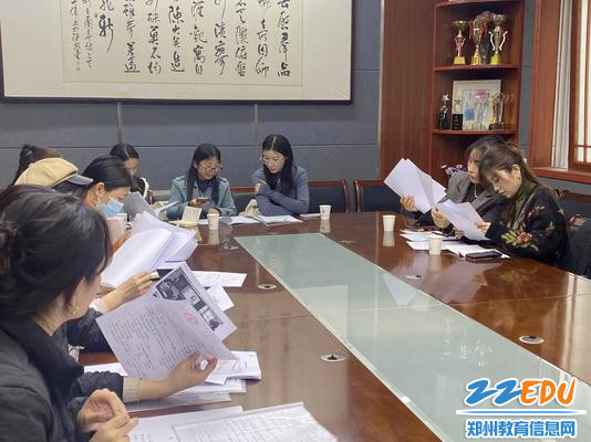 与会教师认真交流