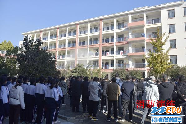市教育局组织全市各学校安全负责人观摩学习消防安全演练活动