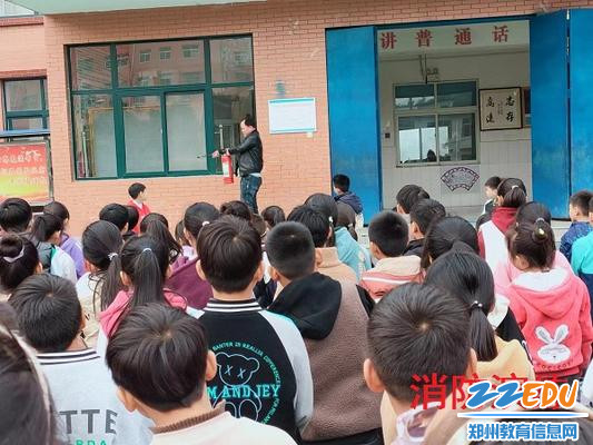 登封市大冶镇西施村小学：安全负责人讲解灭火器的使用方法