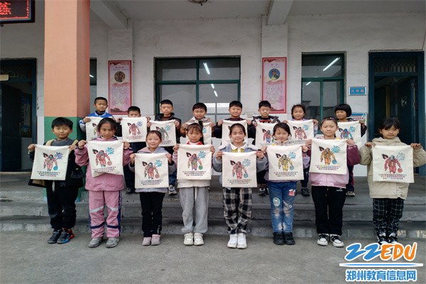 登封市告成镇隔子沟小学：学生制作消防安全宣传手工