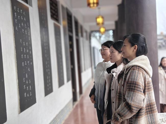 5.党员老师参观伟人瞻仰区