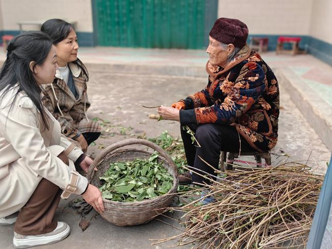 7.郑州市实验幼儿园惠济园区党支部书记甄蕾和卢氏县县直幼儿园党支部书记王艳丽与老人聊天交流