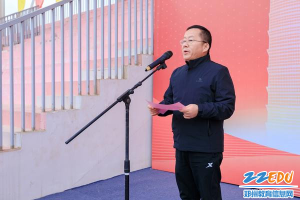 3.郑东新区人大工委主任陈平山宣布运动会开幕