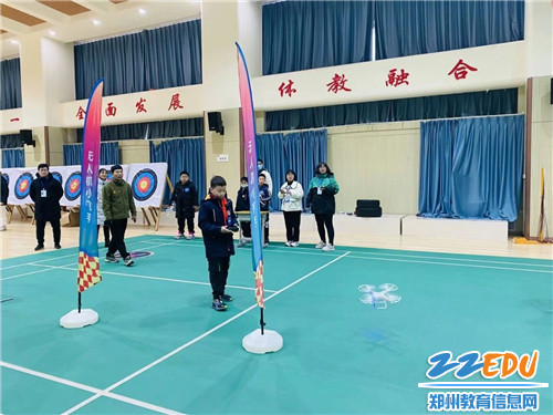 8.学生操控无人家