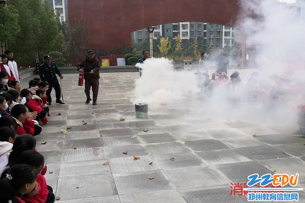 登封市直属第八初级中学:模拟处置火情 登封市直属第八初级中学:模拟处置火情