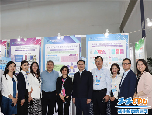 图2 河南省教育厅总督学刘林亚和河南省基础教育课程与教学发展中心主任李海龙一行与到高新区劳动教育成果展区