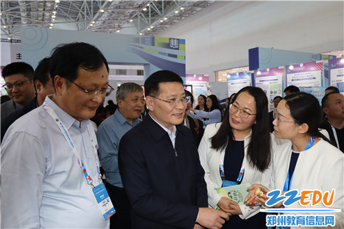 图1 河南省教育厅总督学刘林亚到郑州高新区展台与老师们交流