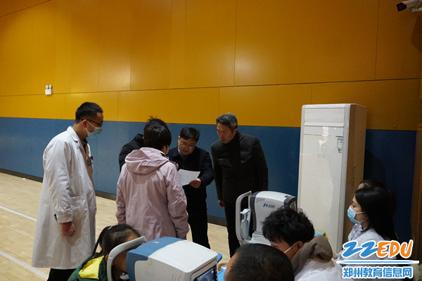 胡培林副局长查看学生健康体检科视力监测工作_副本